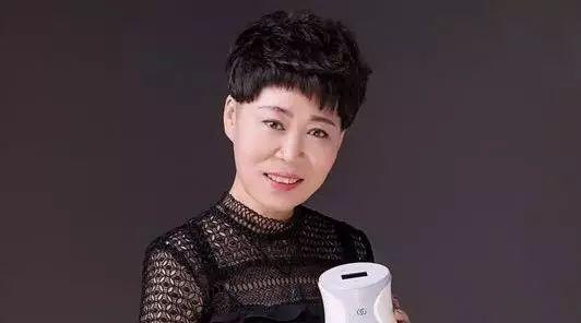 【每日一星】影楼老板终于有勇气拍写真了–周立群