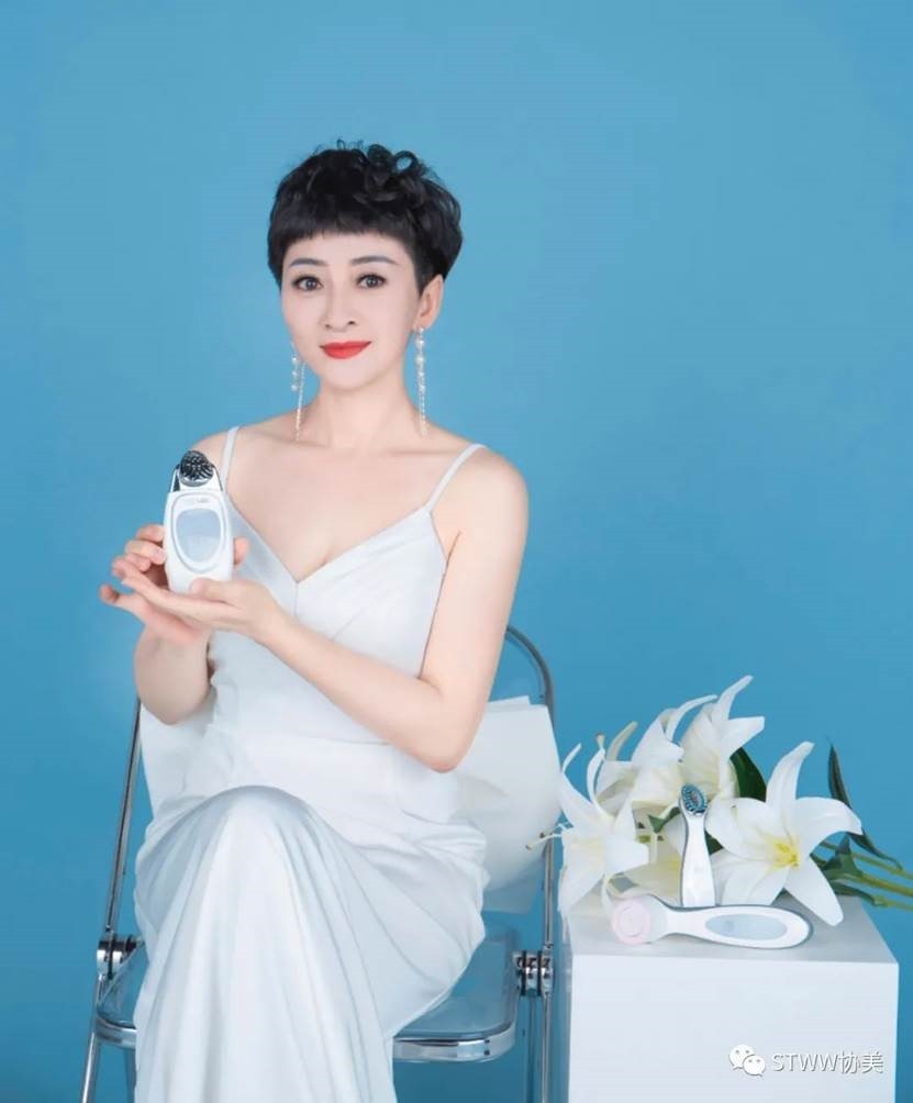 【每日一星】年龄成迷，身材无敌–侯莉娟